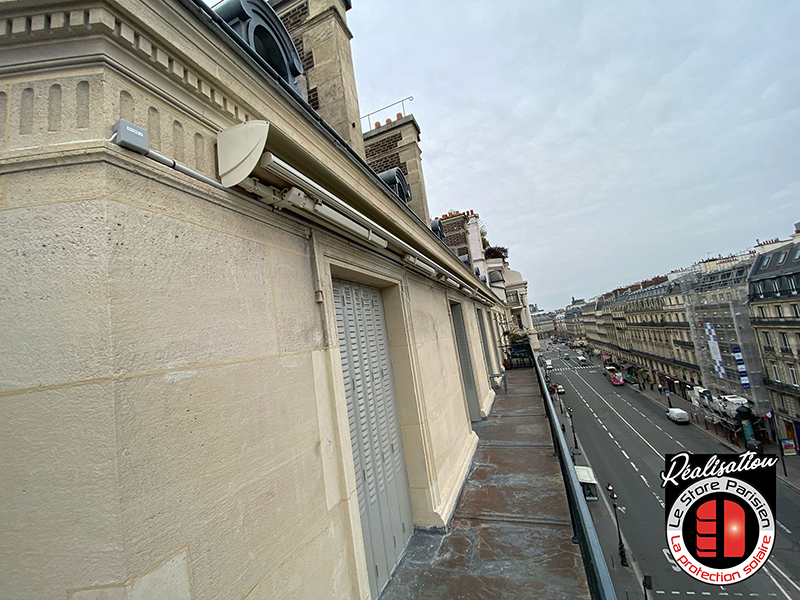 Pose de stores banne sur mesure sur un balcon de l'Avenue de l'Opéra à Paris (75) - Le Store Parisien