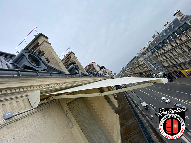 Installation de stores banne sur mesure sur un balcon haussmannien à Paris (75001) - Le Store Parisien