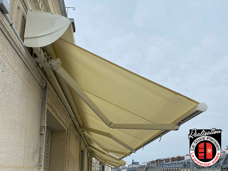 Installation de stores banne sur mesure sur le balcon d'un immeuble haussmannien à Paris (75001) - Le Store Parisien