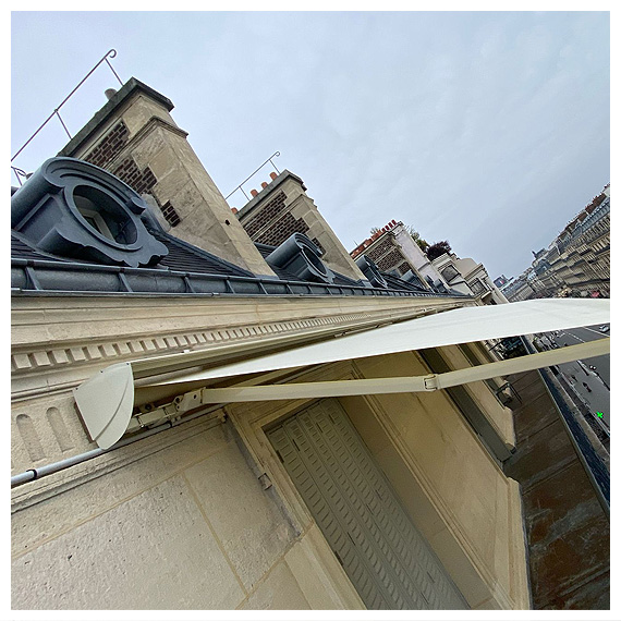 Stores banne de terrasse et balcon immeuble haussmannien à Paris  - Le Store Parisien